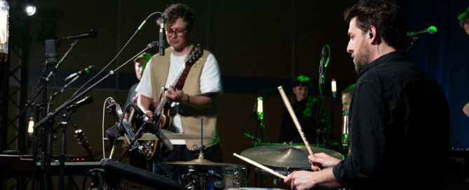 Die Phil Siemers Band tritt auf der Bühne mit einem Schlagzeuger und Phil Siemers an der Gitarre und am Gesang auf.
