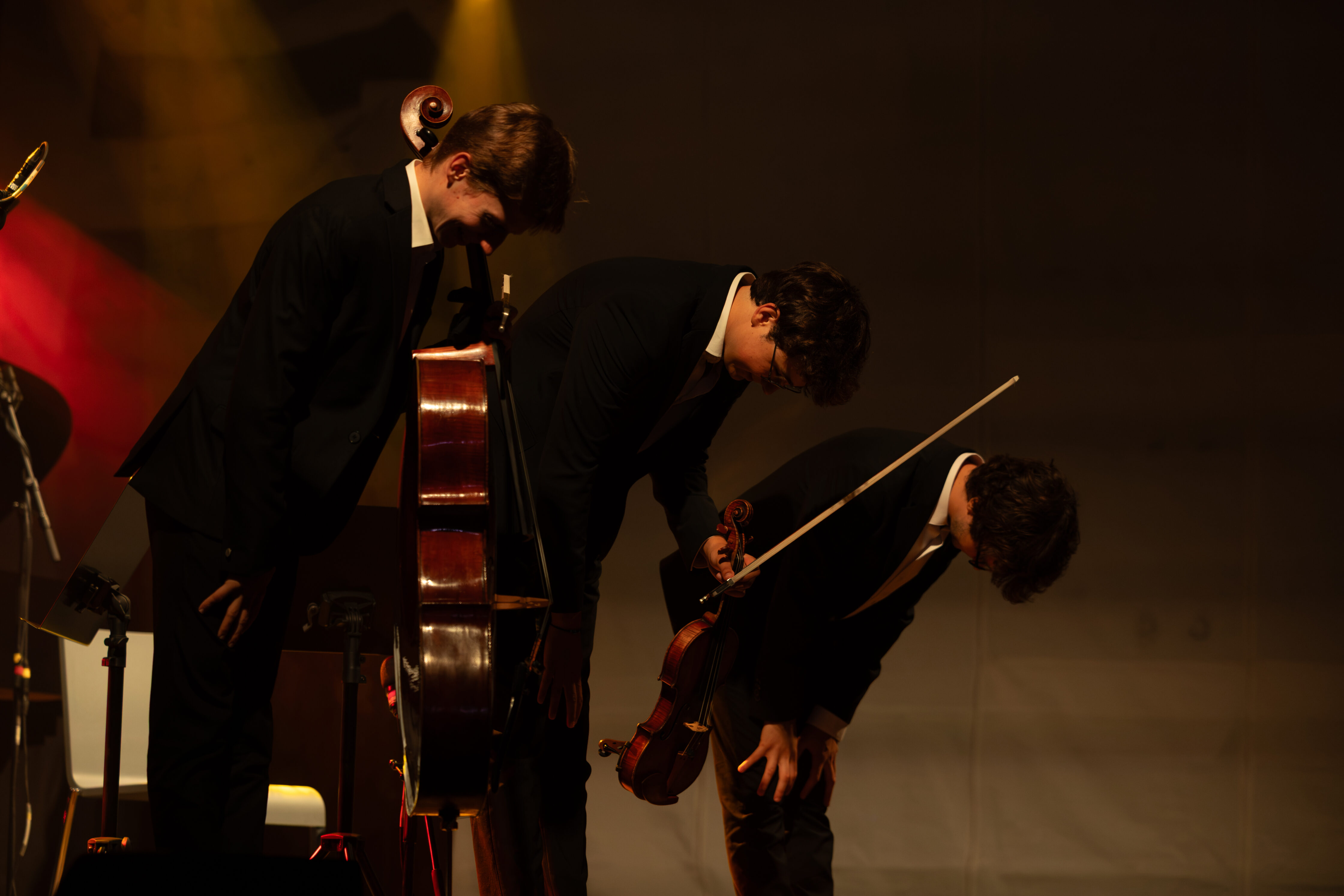 Das Trio Jaspard Hatzfeld Prechal tritt unter dramatischer Beleuchtung beim meetMUSIC Open Air auf.