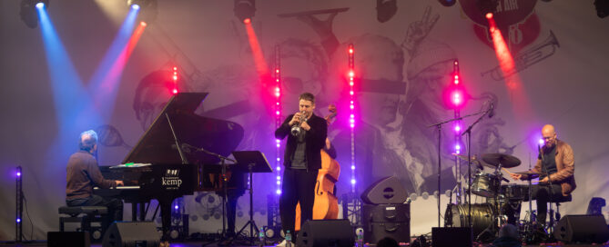 Bei meetMUSIC tritt eine Jazzband mit Klavier, Trompete, Schlagzeug und Bass auf der Bühne auf.