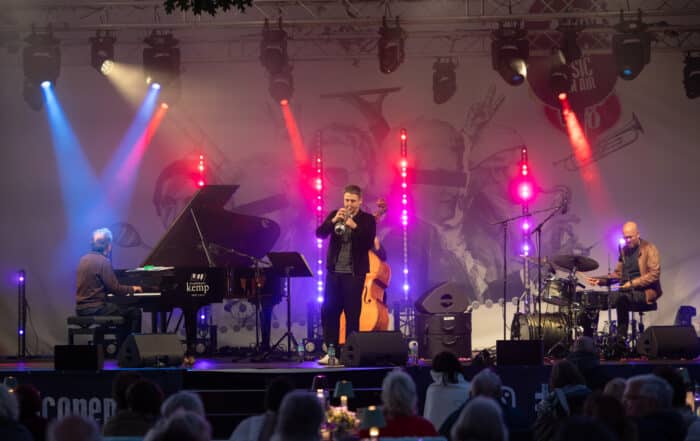Bei meetMUSIC tritt eine Jazzband mit Klavier, Trompete, Schlagzeug und Bass auf der Bühne auf.