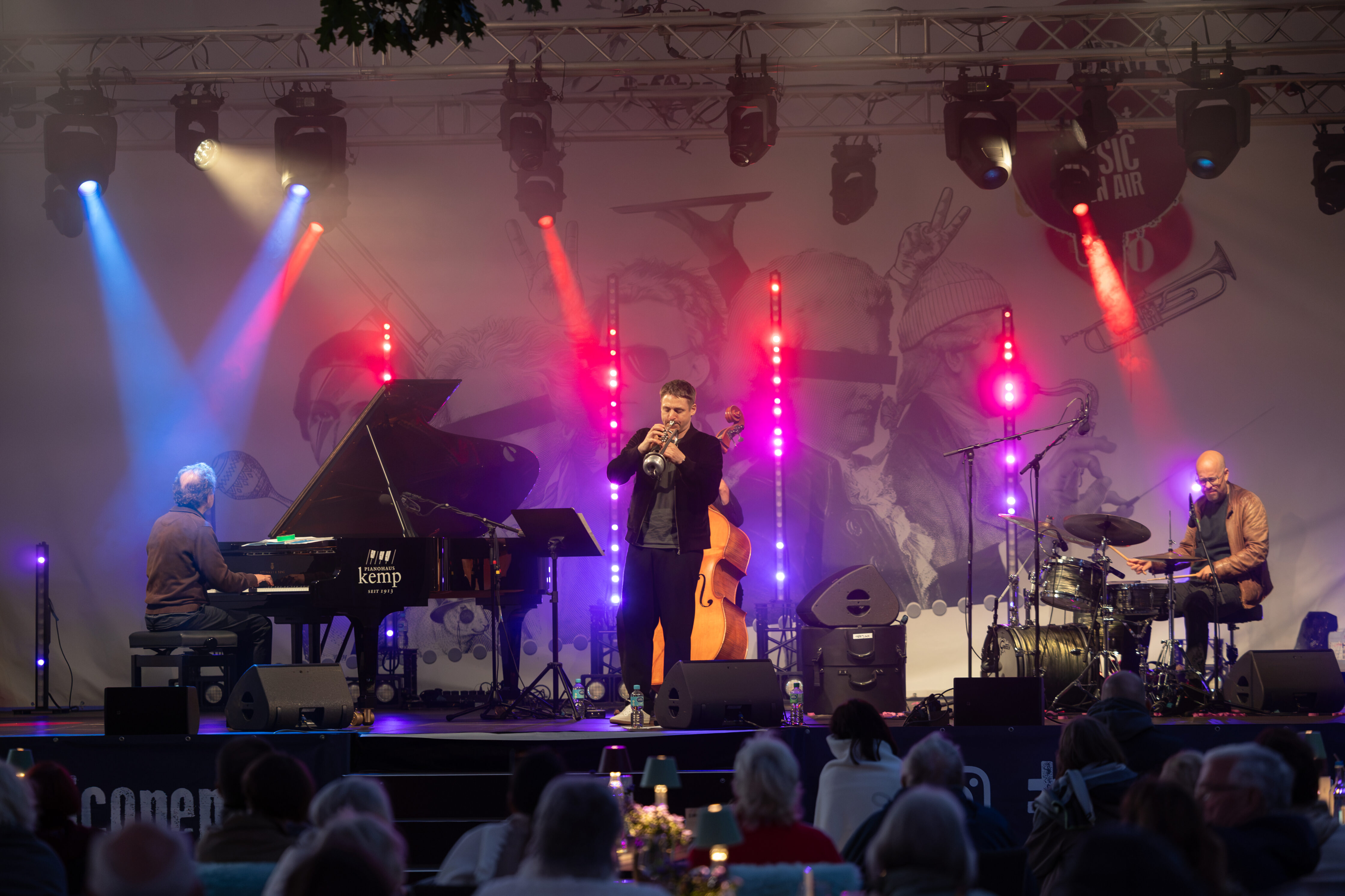 Bei meetMUSIC tritt eine Jazzband mit Klavier, Trompete, Schlagzeug und Bass auf der Bühne auf.