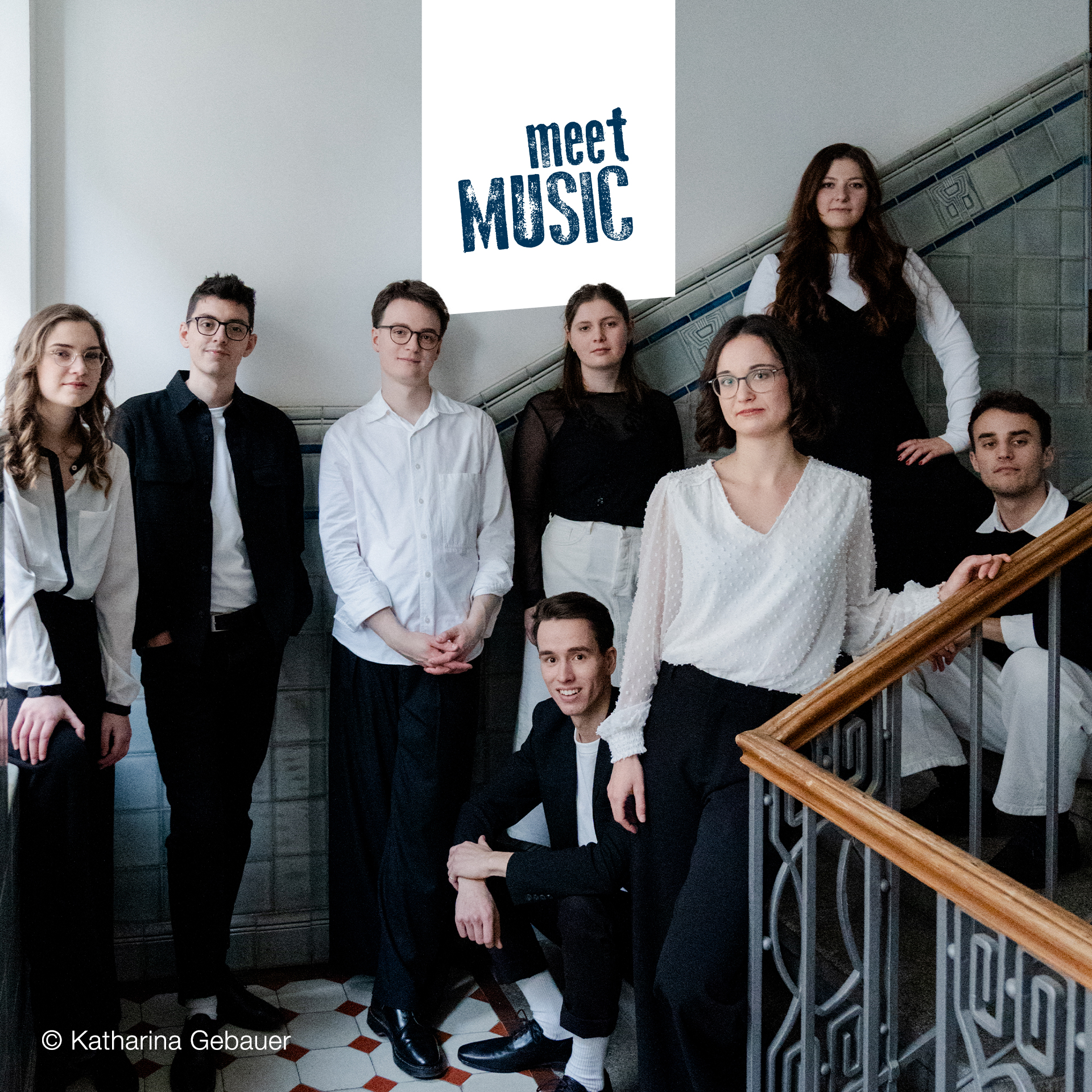 Calens Vocalensemble auf einer Treppe in schwarz-weißer Konzertkleidung für Ostermontag bei meetMUSIC